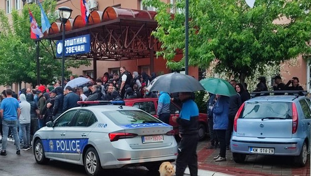 Situate e tensionuar ne Veri, gaz lotsjelles dhe te shtena ne Zvecan